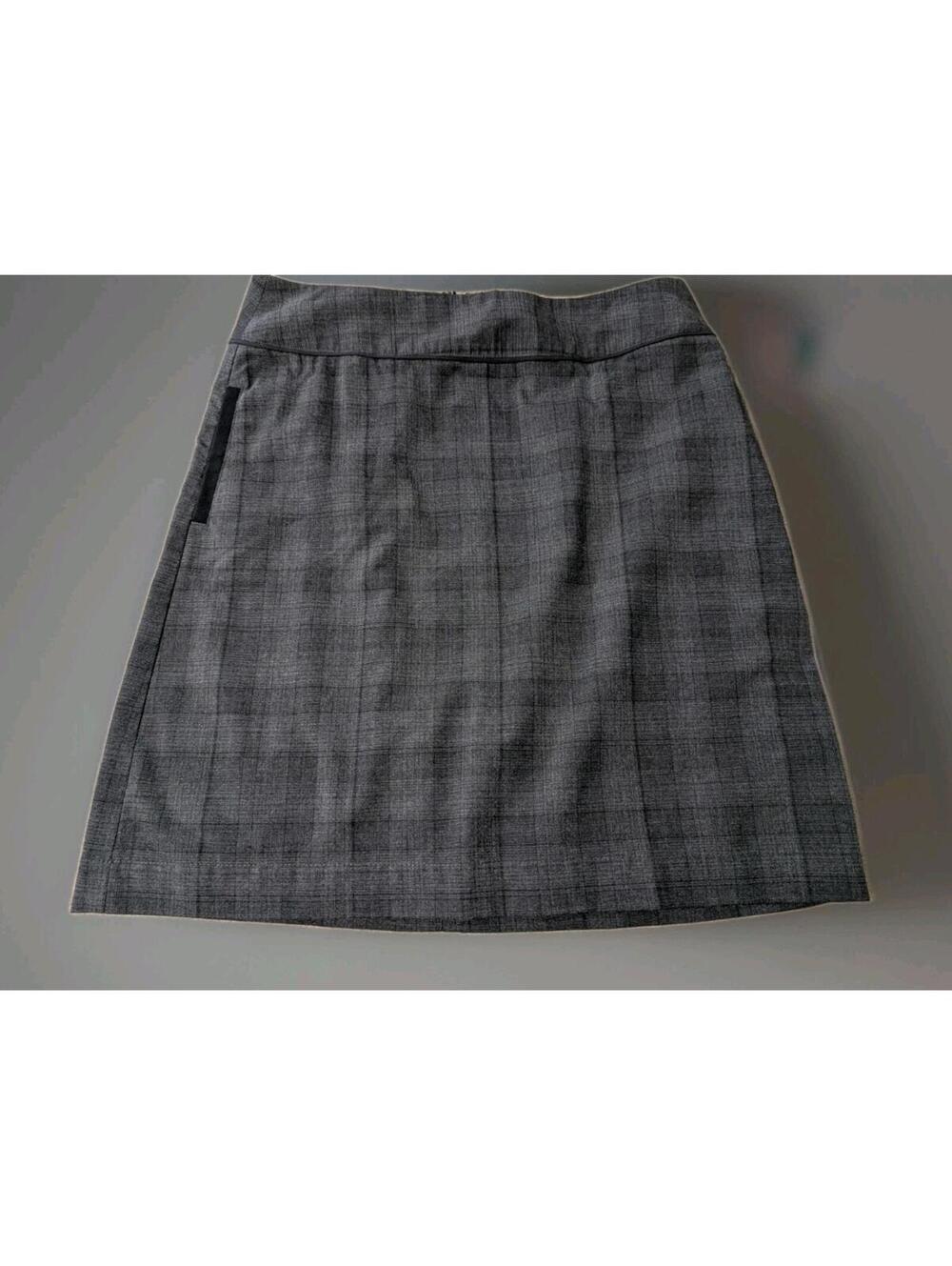 Daisy Fuentes short‎ Plaid Gray skirt size 6